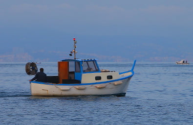 peschereccio nel mare di fronte al ristorante a Varazze