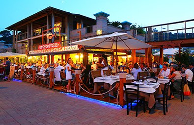 tavoli all'aperto del ristorante a Varazze il Pesce Pazzo